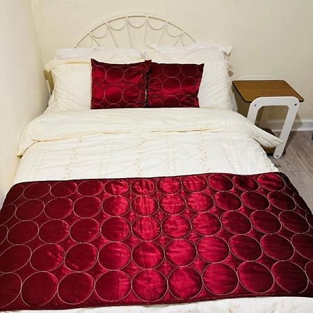 Double Bedroom In West Yorkshire, Leeds Leeds  Extérieur photo